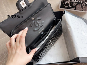 CC768 Classic Handbag / 6 × 9.9 × 2.5 in