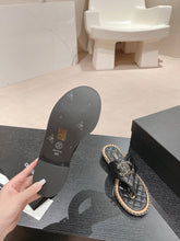 Load image into Gallery viewer, SE1349 CC Thongs / Size4-11
