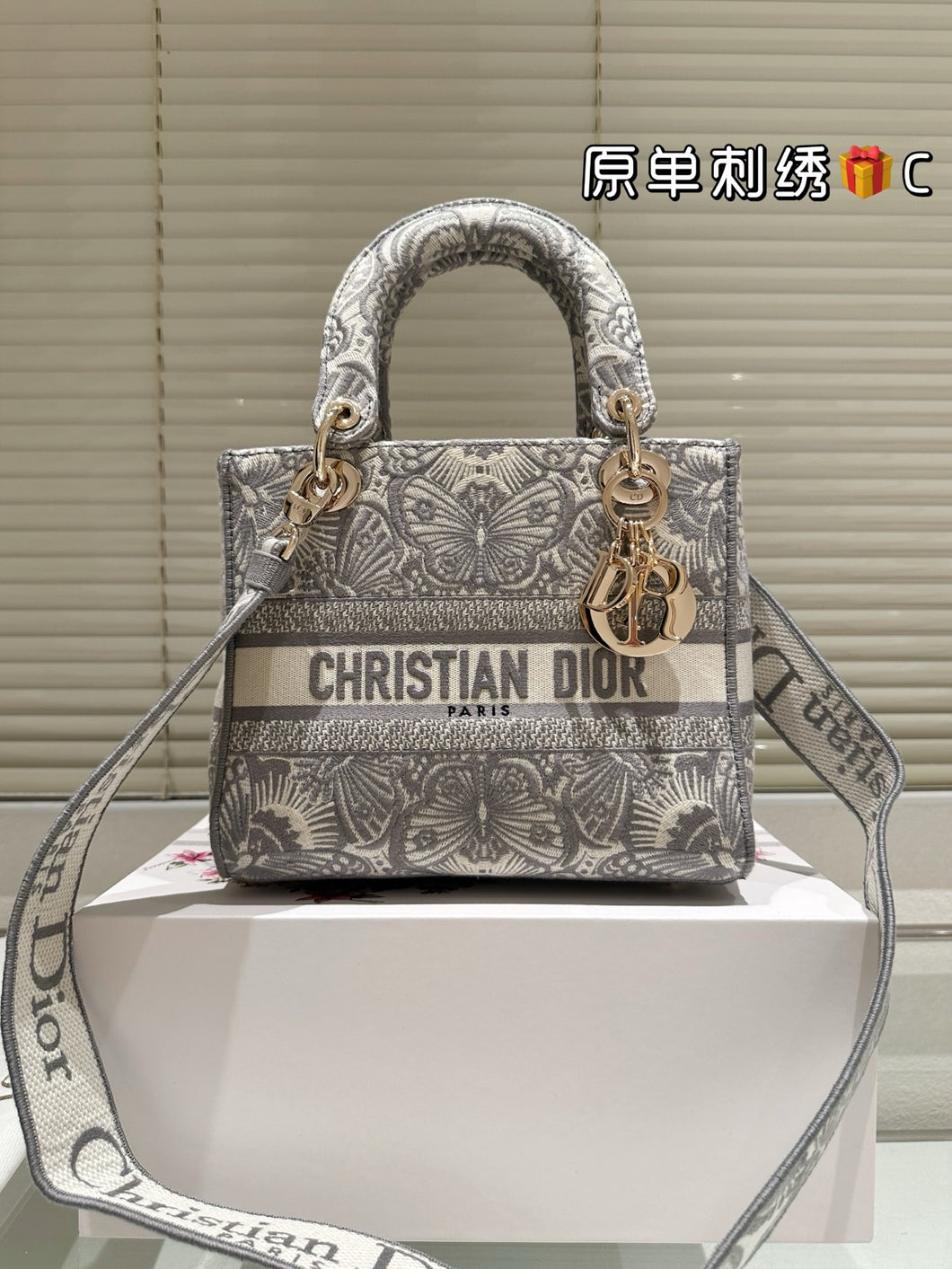 DR572 Medium Lady D-Lite Bag / 9.5 x 8 x 4.5 inches