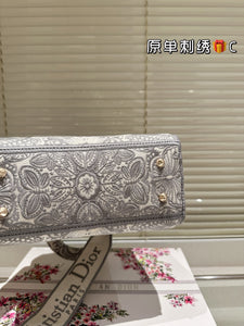 DR572 Medium Lady D-Lite Bag / 9.5 x 8 x 4.5 inches