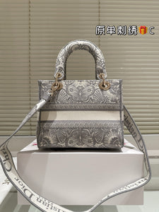 DR572 Medium Lady D-Lite Bag / 9.5 x 8 x 4.5 inches