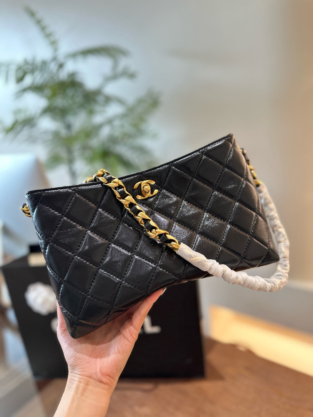 CC1025 Hobo Handbag / 7 × 10.9 × 3.1 in