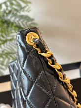 Load image into Gallery viewer, CC1025 Hobo Handbag / 7 × 10.9 × 3.1 in
