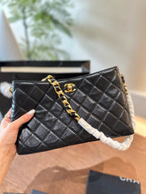 Load image into Gallery viewer, CC1025 Hobo Handbag / 7 × 10.9 × 3.1 in
