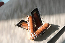 Load image into Gallery viewer, LB1170 Twist One Handle MM / 9.1 x 6.7 x 3.7 inches
