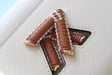 Load image into Gallery viewer, LB1170 Twist One Handle MM / 9.1 x 6.7 x 3.7 inches
