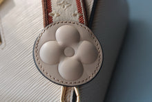 Load image into Gallery viewer, LB1166 Twist MM / 9.1 x 6.7 x 3.7 inches
