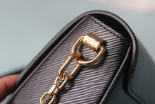 Load image into Gallery viewer, LB1165 Twist West Pochette / 7.5 x 4.1 x 2.6 inches
