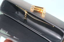 Load image into Gallery viewer, LB1165 Twist West Pochette / 7.5 x 4.1 x 2.6 inches
