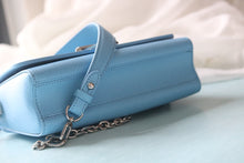 Load image into Gallery viewer, LB1164 Twist West Pochette / 7.5 x 4.1 x 2.6 inches
