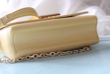 Load image into Gallery viewer, LB1162 Twist West Pochette / 7.5 x 4.1 x 2.6 inches
