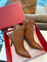 Load image into Gallery viewer, SE1498 VLOGO THE BOLD EDITION CALFSKIN ANKLE BOOT 70MM / Size5-11
