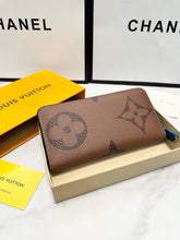 Load image into Gallery viewer, LB1532 LV Classic Monogram Long Zip Wallet / 19 x 10 cm
