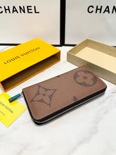Load image into Gallery viewer, LB1532 LV Classic Monogram Long Zip Wallet / 19 x 10 cm
