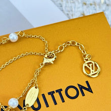 Load image into Gallery viewer, JW1428 LV Floragram Double-Pearl Flower Bracelet
