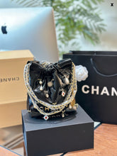 Load image into Gallery viewer, CC1026 CHANEL 22 Mini Handbag / 7.8 × 7.4 × 2.3 in
