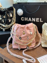 Load image into Gallery viewer, CC1026 CHANEL 22 Mini Handbag / 7.8 × 7.4 × 2.3 in
