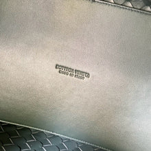 Load image into Gallery viewer, BV072 Large Andiamo / 13.8x16.5x7.1inch / HIGHEST QUALITY VERSION
