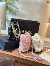 Load image into Gallery viewer, CC1026 CHANEL 22 Mini Handbag / 7.8 × 7.4 × 2.3 in
