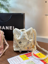 Load image into Gallery viewer, CC1026 CHANEL 22 Mini Handbag / 7.8 × 7.4 × 2.3 in
