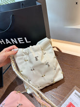 Load image into Gallery viewer, CC1026 CHANEL 22 Mini Handbag / 7.8 × 7.4 × 2.3 in
