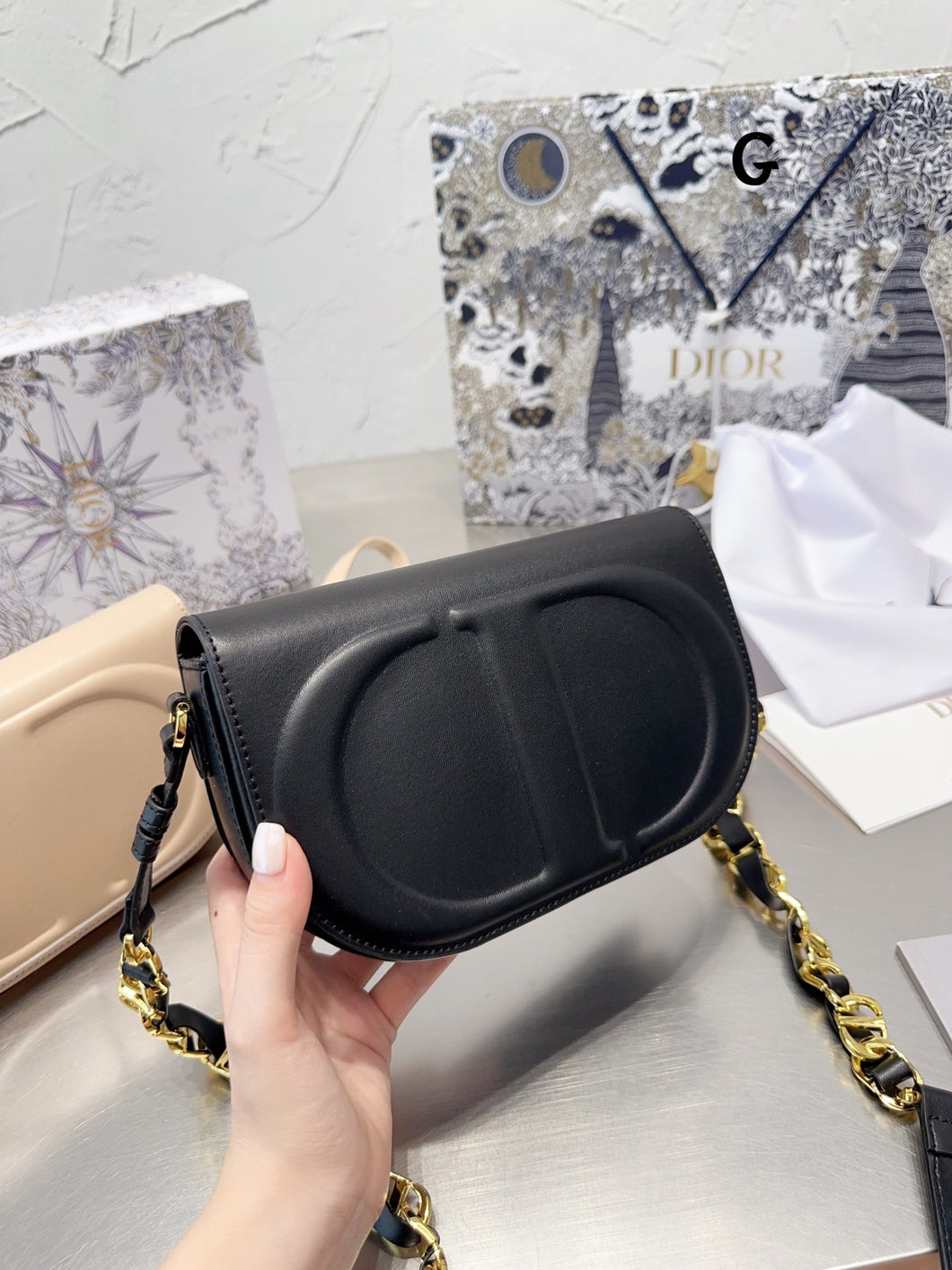 DR298 CD Signature Oval Camera Bag / 8.3x4.7x2.5inch