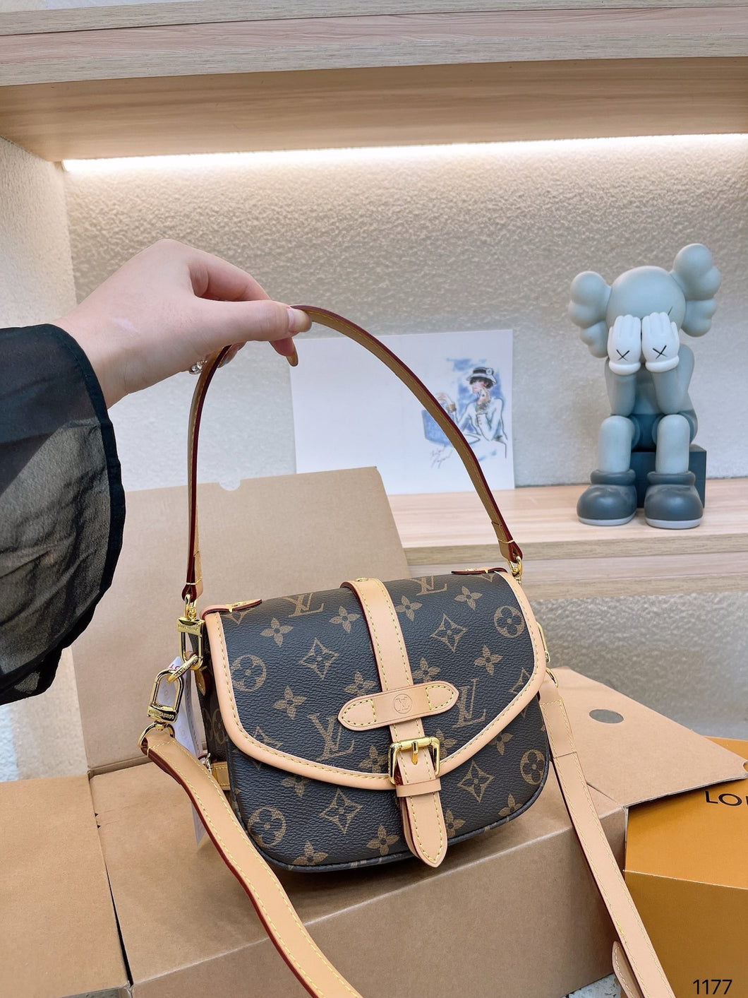 LB975 Saumur BB / 7.9 x 6.3 x 3 inches