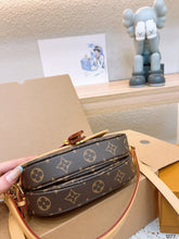 Load image into Gallery viewer, LB975 Saumur BB / 7.9 x 6.3 x 3 inches
