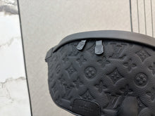 Load image into Gallery viewer, LB1535 LV Discovery Belt Bag / 38 x 18 cm
