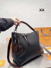 Load image into Gallery viewer, LB797 Beaubourg Hobo MM / 12 x 10.2 x 6.7 inches
