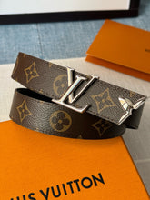 Load image into Gallery viewer, BL213 Pretty LV 30mm Reversible Belt
