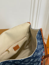 Load image into Gallery viewer, LB1537 LV Jetlag Messenger Bag / 35 x 28 cm
