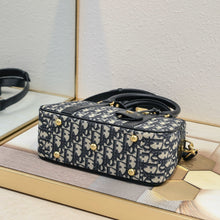 Load image into Gallery viewer, DR514 Medium D-Vibe Bowling Bag / 10x6.5x3.5inches
