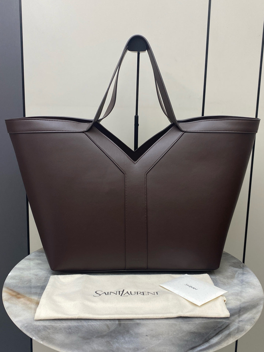 YSK433 Y Tote in Leather / 14.6 