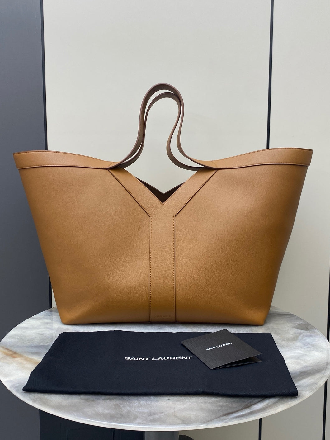 YSK434 Y Tote in Leather / 14.6 