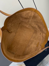 Load image into Gallery viewer, YSK434 Y Tote in Leather / 14.6 &quot; x 12.6&quot; x 2.8–8.7&quot; / HIGHEST QUALITY VERSION
