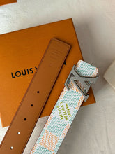 Load image into Gallery viewer, BL243 LV Initiales 40mm Belt

