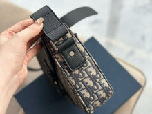 Load image into Gallery viewer, MBG074 Small Saddle Messenger Bag with Flap / 9x7x2.5inches
