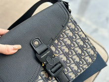 Load image into Gallery viewer, MBG074 Small Saddle Messenger Bag with Flap / 9x7x2.5inches
