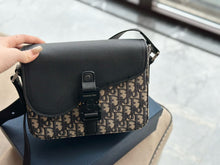 Load image into Gallery viewer, MBG074 Small Saddle Messenger Bag with Flap / 9x7x2.5inches
