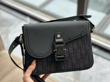 Load image into Gallery viewer, MBG074 Small Saddle Messenger Bag with Flap / 9x7x2.5inches
