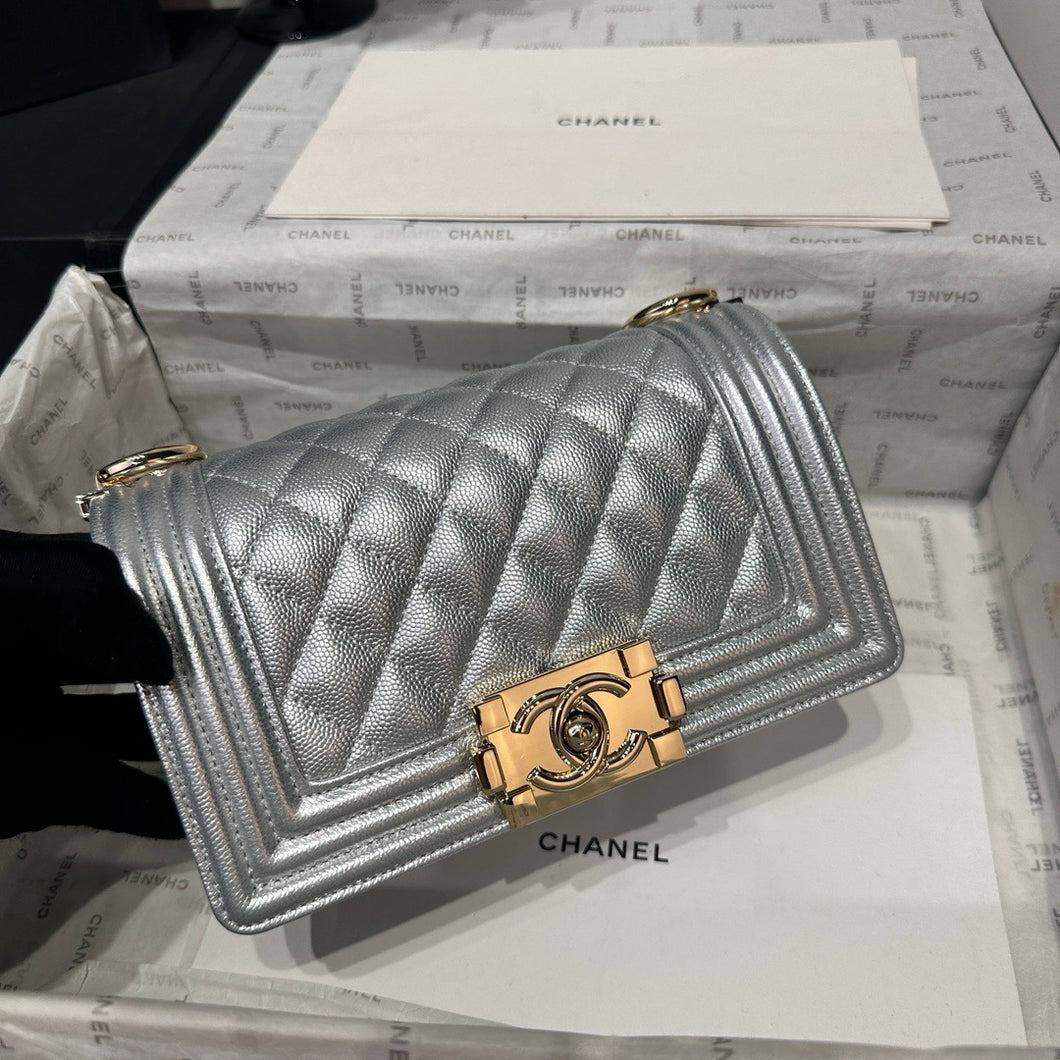 CC1208 Small/Medium BOY CHANEL Handbag / HIGHEST QUALITY VERSION