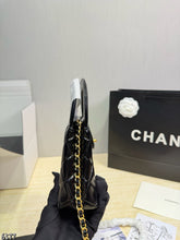 Load image into Gallery viewer, CC1477 Chanel 24K Kelly Chain Bag / 20×14 cm
