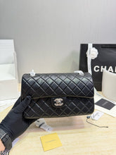 Load image into Gallery viewer, CC1479 Chanel Classic Flap Bag / Medium 25×15×6 cm
