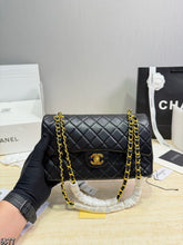 Load image into Gallery viewer, CC1479 Chanel Classic Flap Bag / Medium 25×15×6 cm
