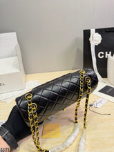 Load image into Gallery viewer, CC1479 Chanel Classic Flap Bag / Medium 25×15×6 cm
