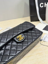 Load image into Gallery viewer, CC1479 Chanel Classic Flap Bag / Medium 25×15×6 cm
