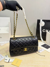 Load image into Gallery viewer, CC1479 Chanel Classic Flap Bag / Medium 25×15×6 cm
