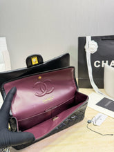 Load image into Gallery viewer, CC1479 Chanel Classic Flap Bag / Medium 25×15×6 cm
