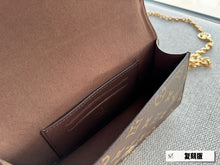 Load image into Gallery viewer, LB977 Wallet On Chain Lily / 8.1 x 4 x 1.4 inches
